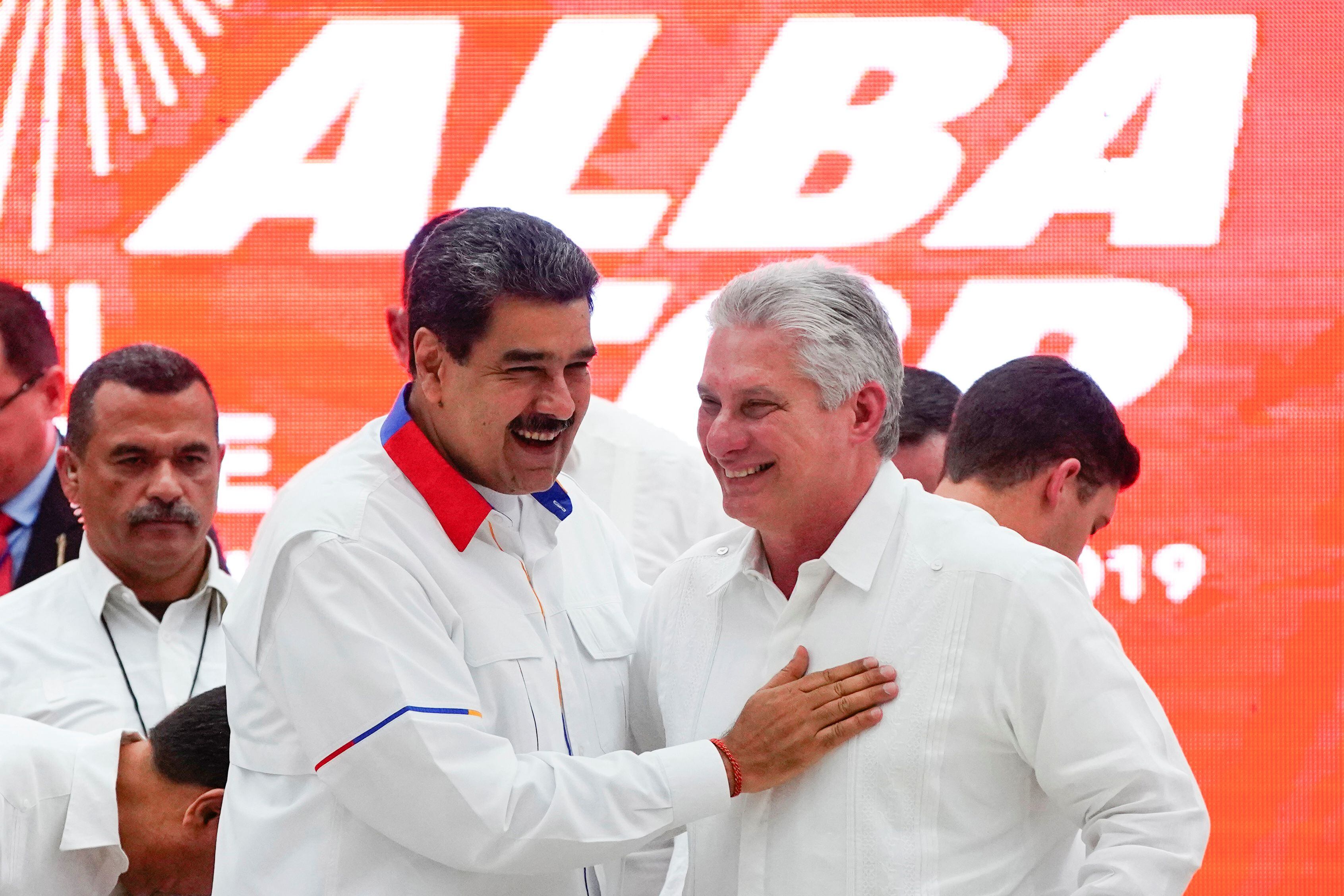 Nicolás Maduro saluda a Miguel Diaz-Canel (REUTERS/Alexandre Meneghini)