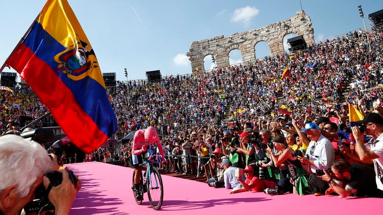 La bandera de Ecuador presente en la consagración de Richard Carapaz en el Giro de Italia (AFP)