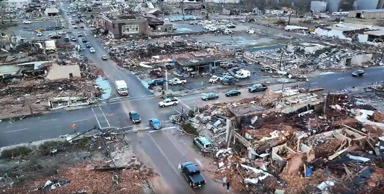 Los videos de los impresionantes tornados que azotaron Kentucky - Infobae