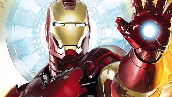 Además de sus defensas, Iron Man puede atacar con impulsos y descargas energéticas