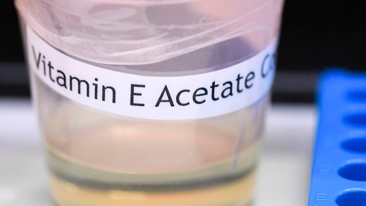 Los expertos creen que un componente químico de los cigarrillos electrónicos es el responsable de las enfermedades producto del vapeo (AP)