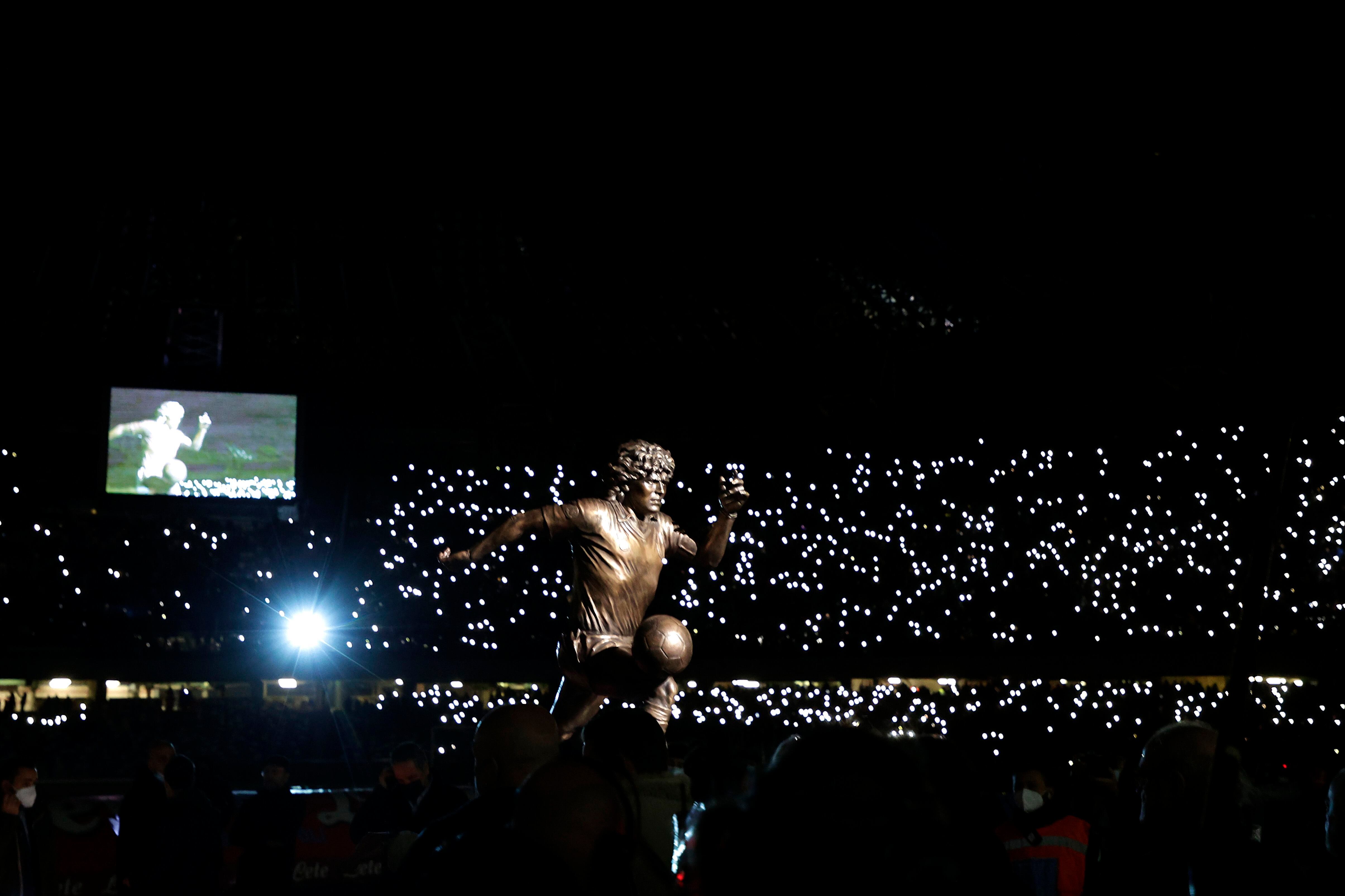 La estatua de Maradona inaugurada en el estadio del Napoli (Reuters)