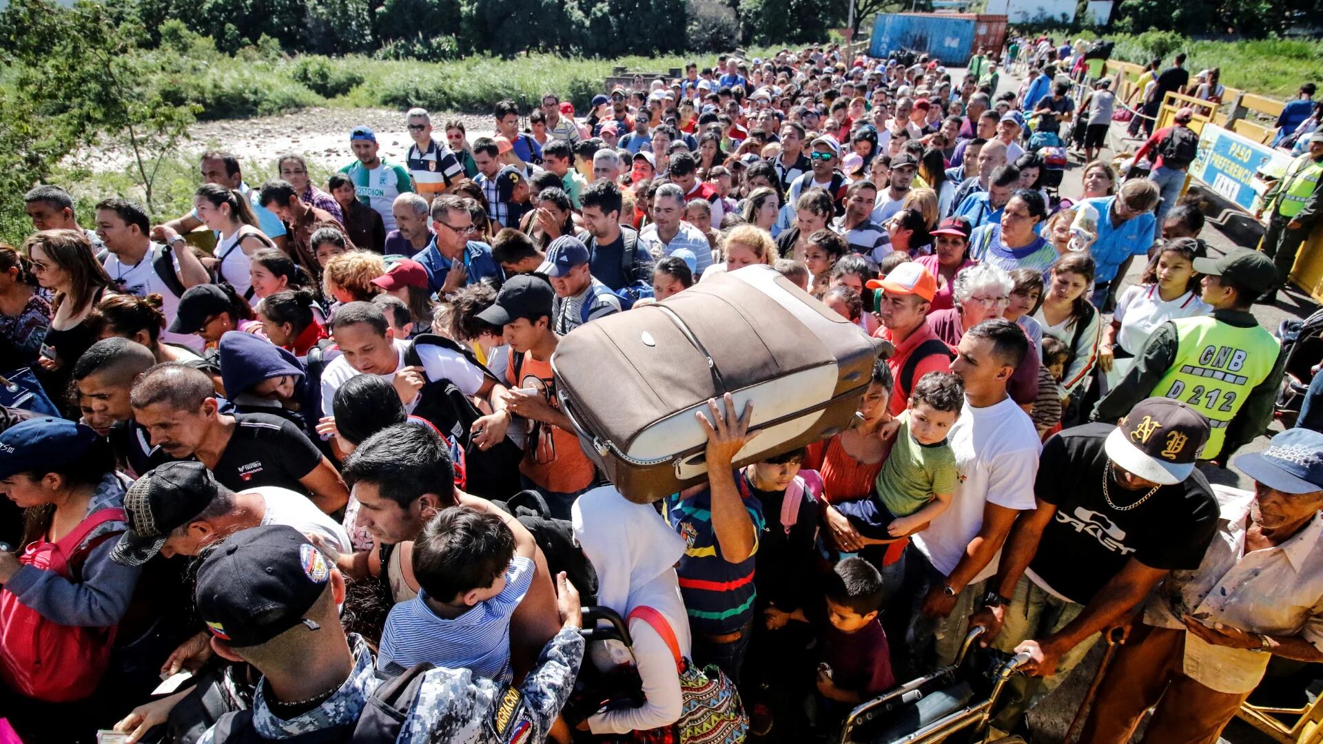 Migrantes internos abarrotan las ciudades fronterizas de Venezuela