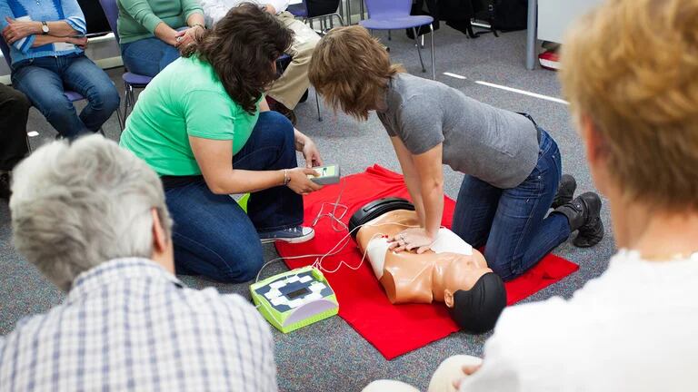 Aprender primeros auxilios salva vidas en una emergencia, cualquier persona puede capacitarse  