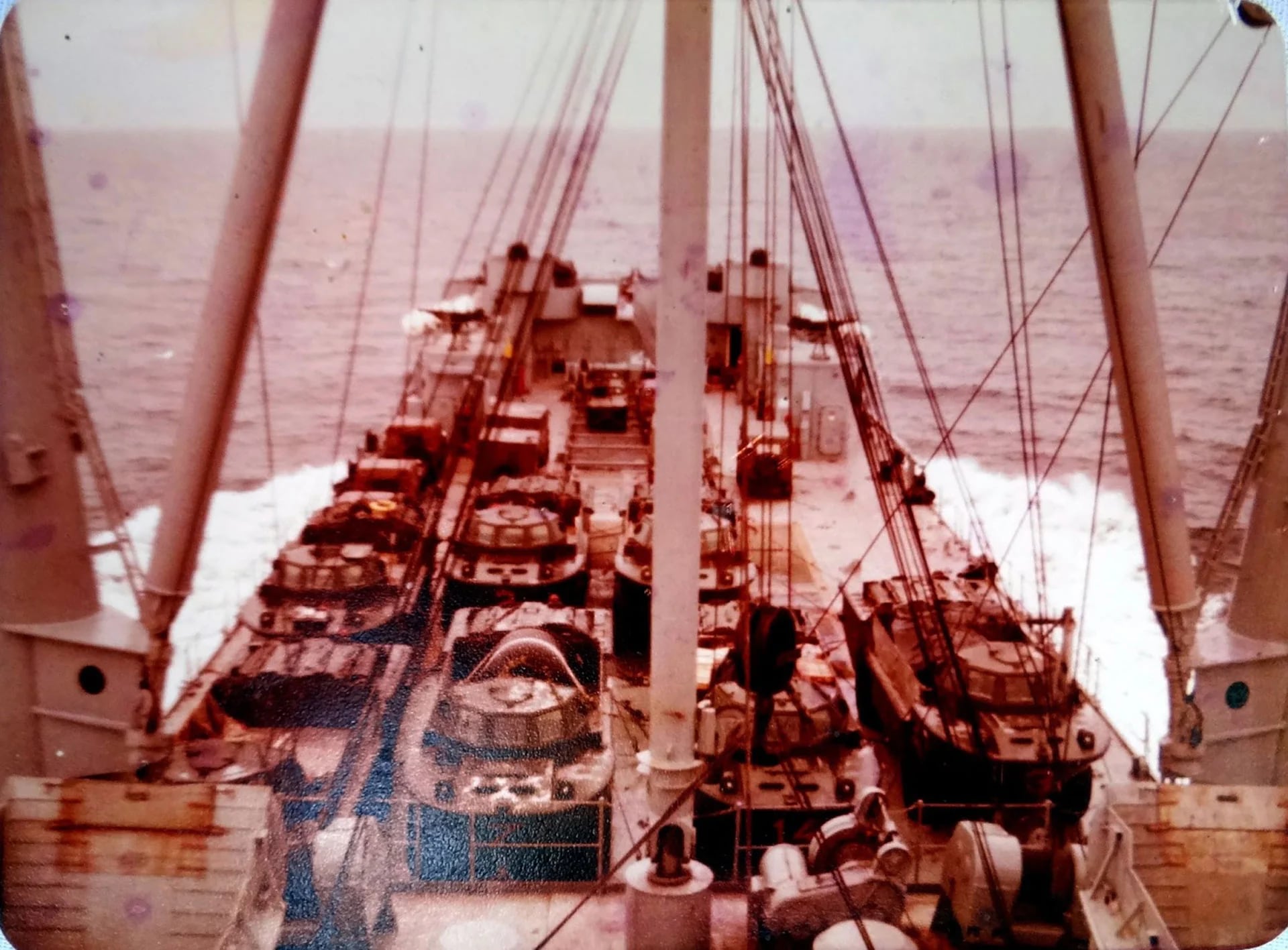 Vehículos anfibios sobre la cubierta del ARA Cabo San Antonio. Las fuerzas argentinas partieron el 28 de marzo desde el continente rumbo a Malvinas (foto de archivo)
