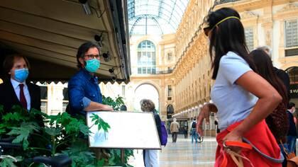 El chef italiano Carlo Cracco muestra el menú de su restaurante en la galería Vittorio Emanuele en Milán (EFE/EPA/PAOLO SALMOIRAGO)
