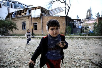 MATERIAL SENSIBLE. Bahtiyar Elnur, de 5 años de edad, que fue herido durante una explosión, juega con su hermana Sehla, durante la lucha por la región separatista de Nagorno-Karabaj en la ciudad de Ganja, Azerbaiyán, el 11 de octubre de 2020. REUTERS/Umit Bektas
