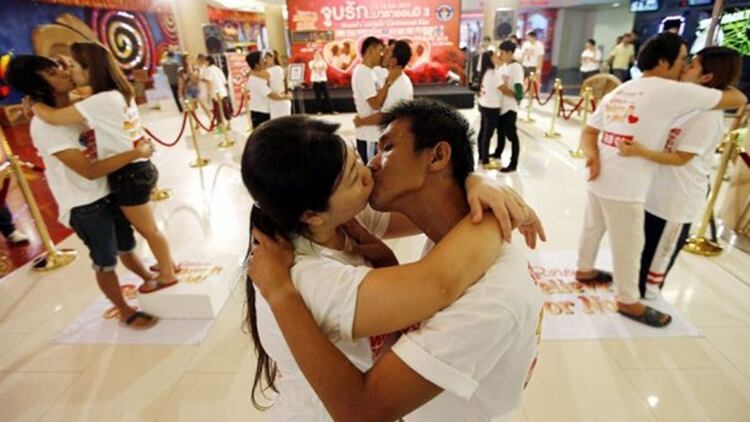 En plena competencia: nueve parejas compitieron en 2013 para romper el récord del beso más largo del mundo (EFE)