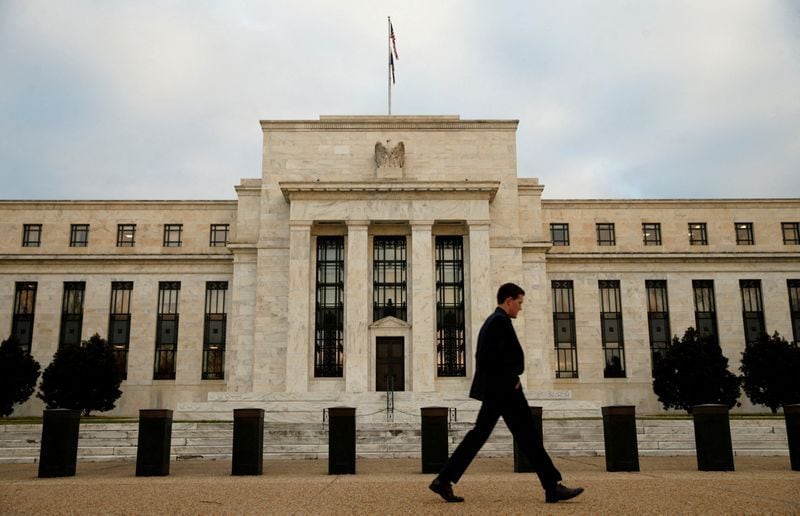 Un hombre pasa por delante de la sede de la Reserva Federal, en Washington (REUTERS/Kevin Lamarque)