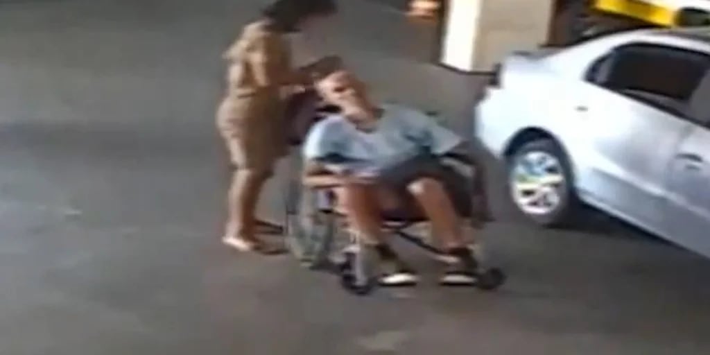 Con una silla de ruedas y ayuda: así hizo una mujer para trasladar un cadáver al banco para pedir un préstamo