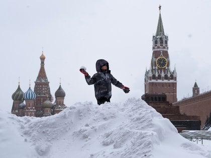 Una “nevada apocalíptica”, según los meteorólogos, ha sepultado este sábado la capital rusa bajo un manto de 56 centímetros de nieve, ha paralizado el tráfico y ha obligado a retrasar decenas de vuelos.