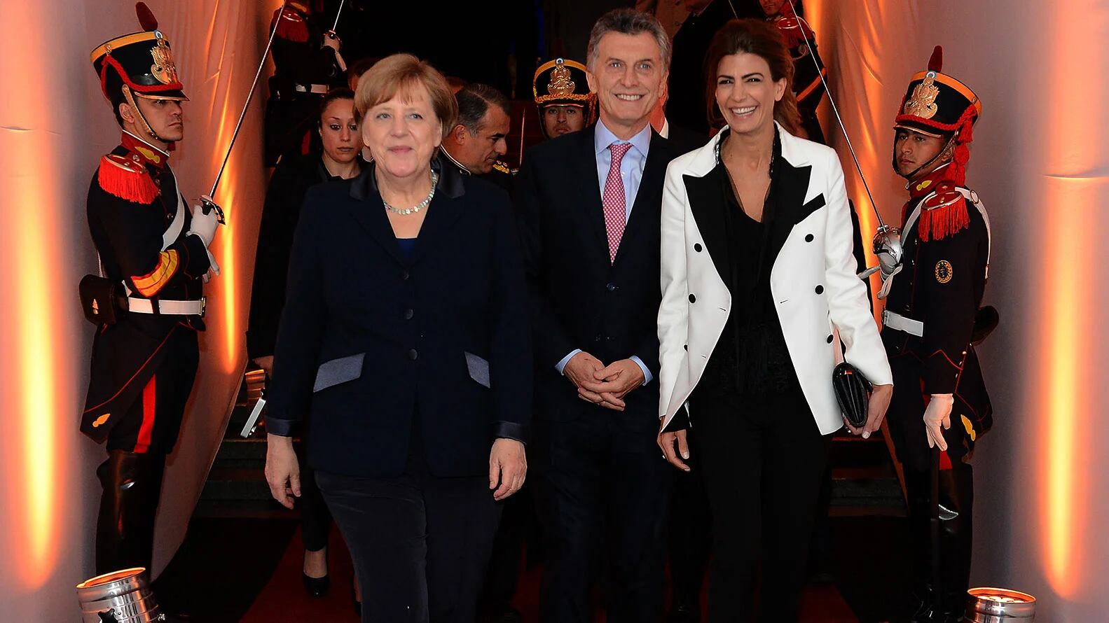 El presidente Mauricio Macri y la primera dama, Juliana Awada, junto a la canciller alemana, Angela Merkel, durante la cena de gala que se llevó a cabo en el Centro Cultural Kirchner