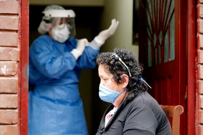 Personal médico de la secretaría de salud realiza pruebas de COVID-19, el pasado 3 de junio del 2020, en la localidad de Kennedy, en Bogotá (Colombia). EFE/ Mauricio Dueñas Castañeda
