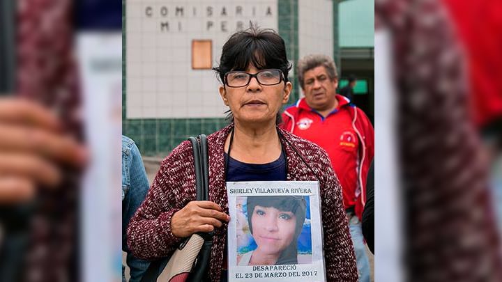Norma Rivera mit dem Foto ihrer vermissten Tochter Shirley Villanueva