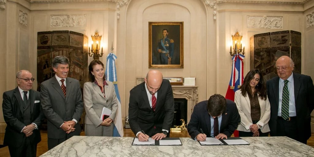 El Gobierno firmó un memorándum con Chile para impulsar el transporte aéreo y la conectividad entre 