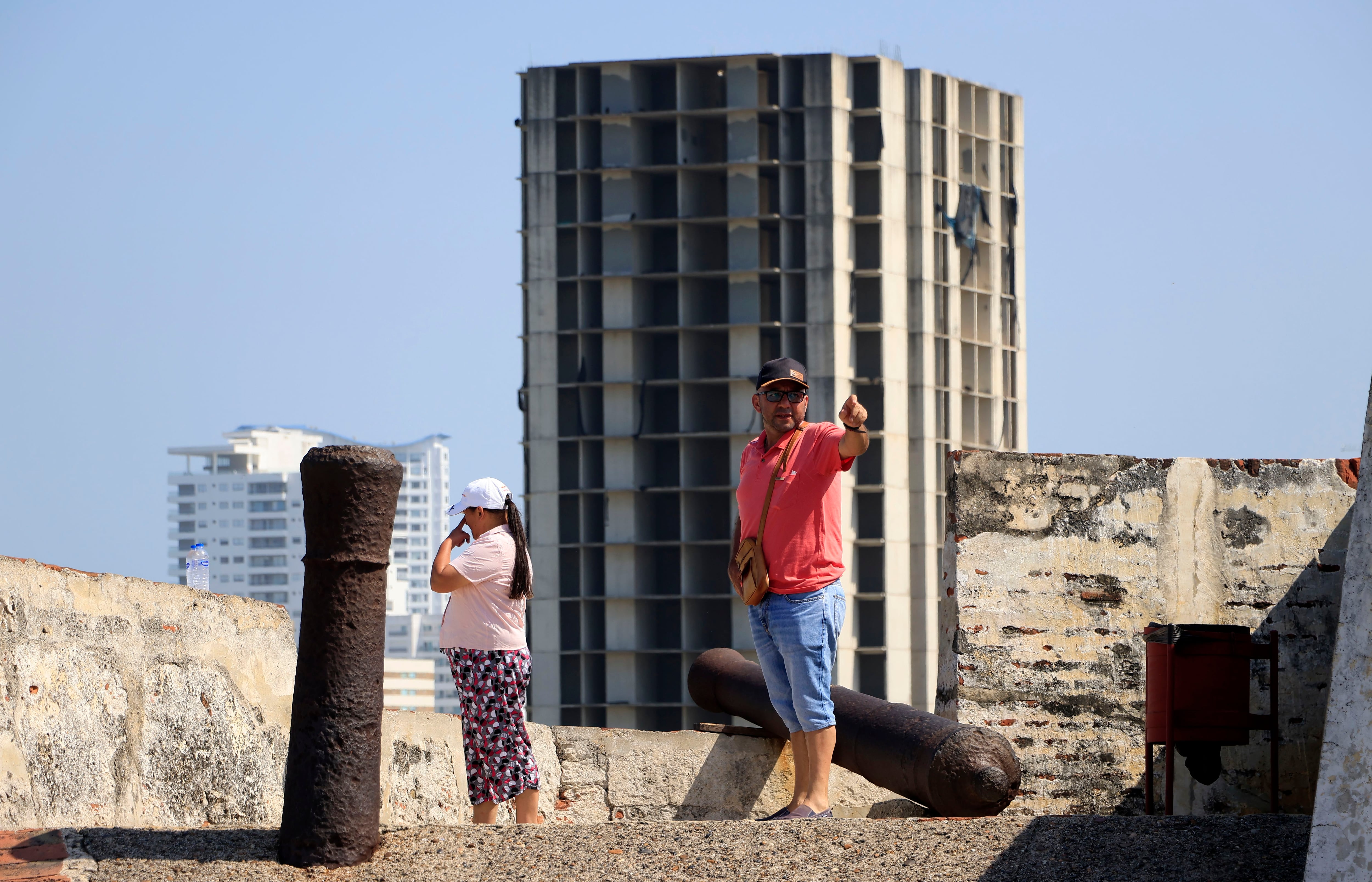 Turistas visitan el Castillo de San Felipe de Barajas desde donde se observa el edificio Aquarela en Cartagena - crédito Ricardo Maldonado Rozo / EFE