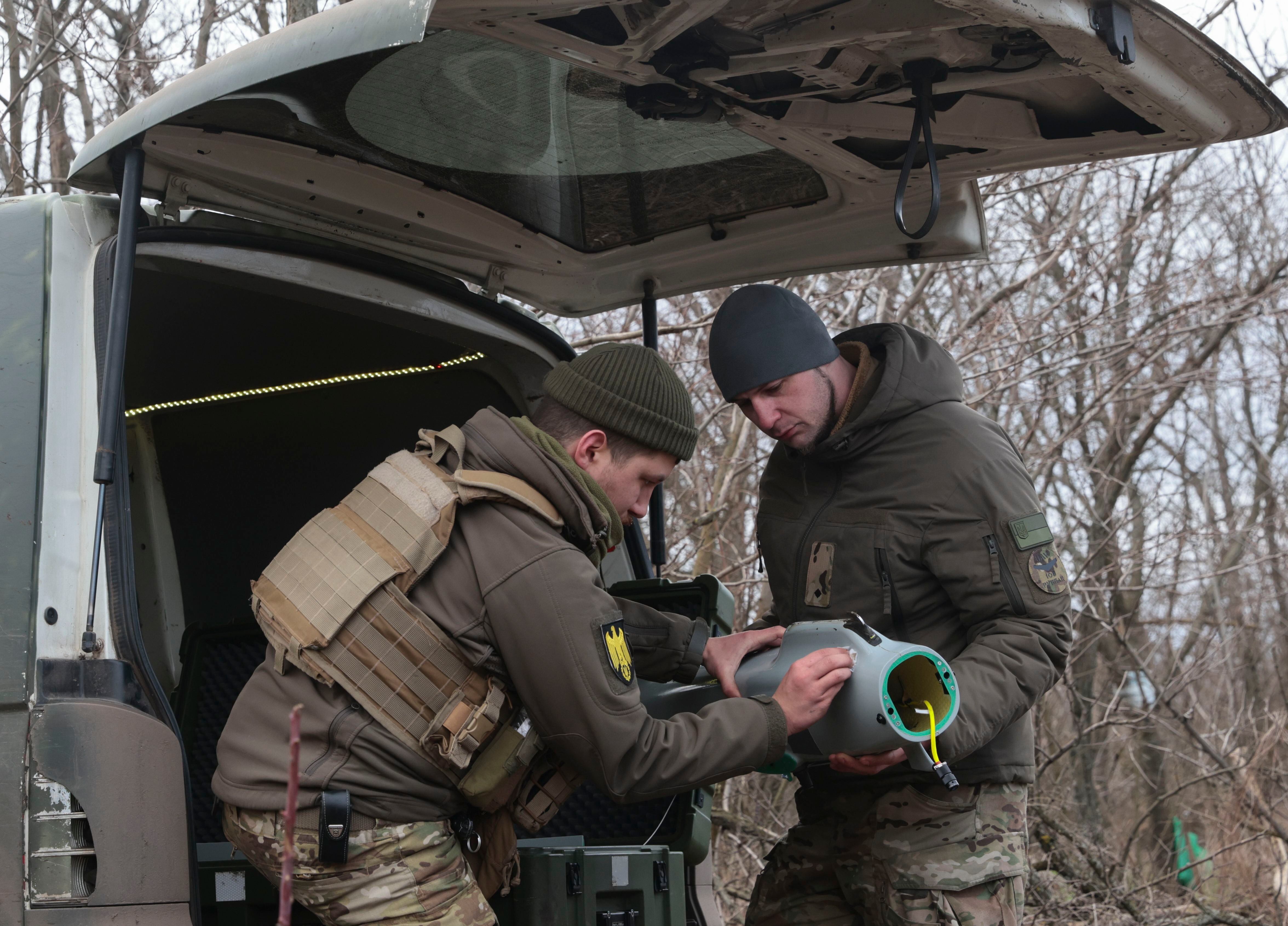 Militares se preparan para volar un dron Leleka-100 de fabricación ucraniana  (EFE/EPA/KATERYNA KLOCHKO)