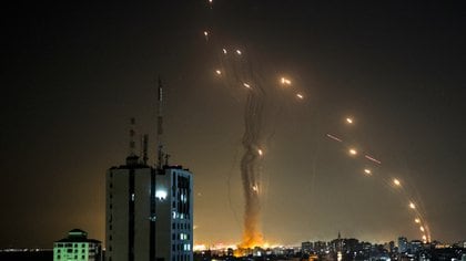 Hamas y la Yihad Islámica lanzaron en poco más de 24 horas al menos 630 cohetes hacia territorio israelí (MOHAMMED ABED / AFP)