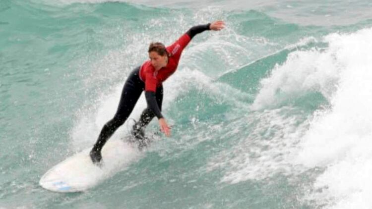Ornella, en plena competencia: lleva 20 años en el surf (Foto: @PrensaCOA)