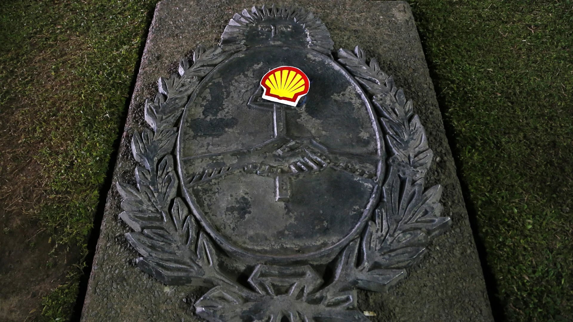 Los manifestantes recordaron que Juan José Aranguren es accionista de Shell, una de las empresas beneficiadas por el Gobierno (Nicolás Aboaf)