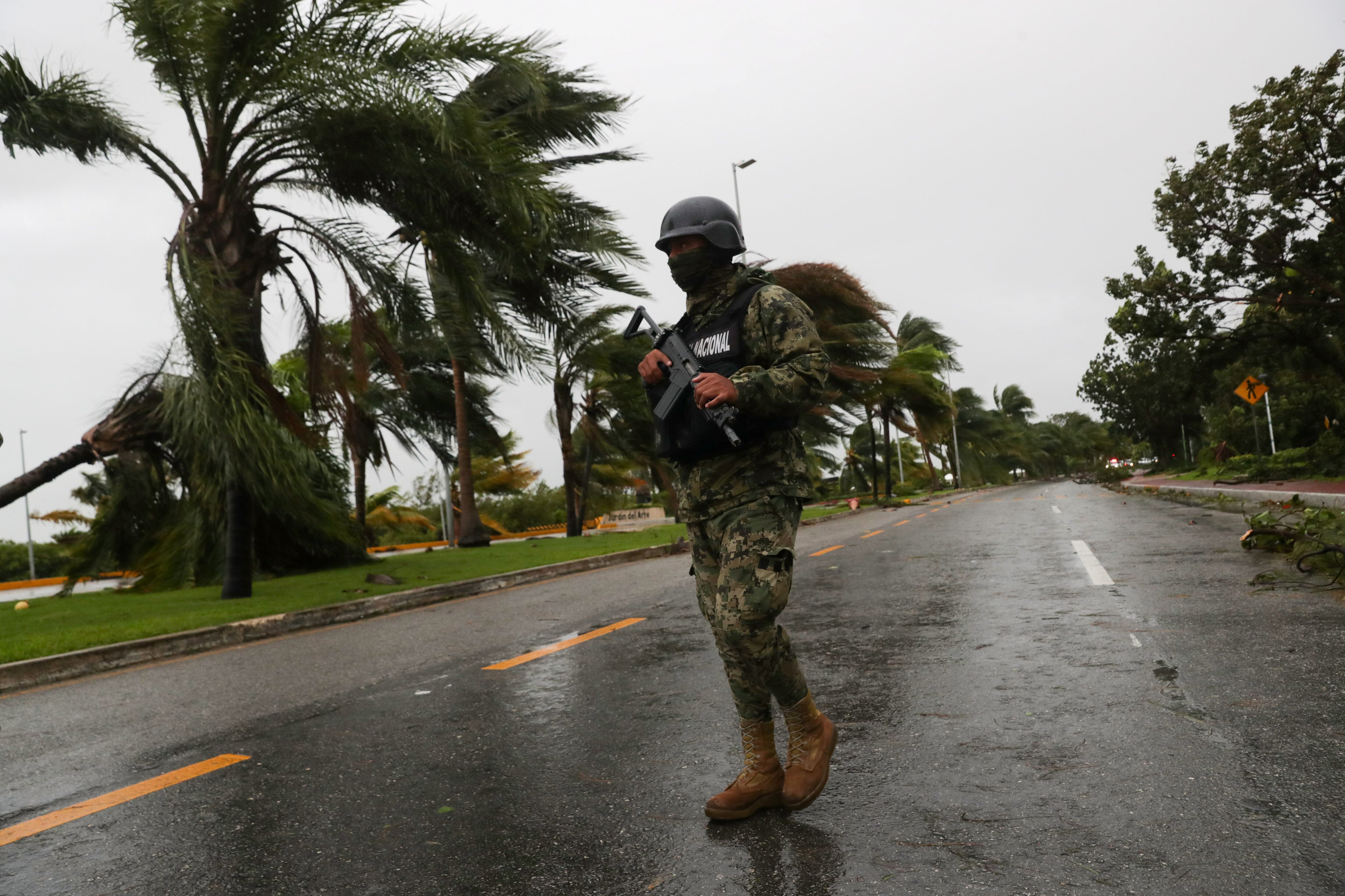 Un soldado hace guardia a lo largo de una avenida de Tulum después del paso del huracán Delta, en el estado de Quintana Roo, en Cancún, México, el 7 de octubre de 2020.