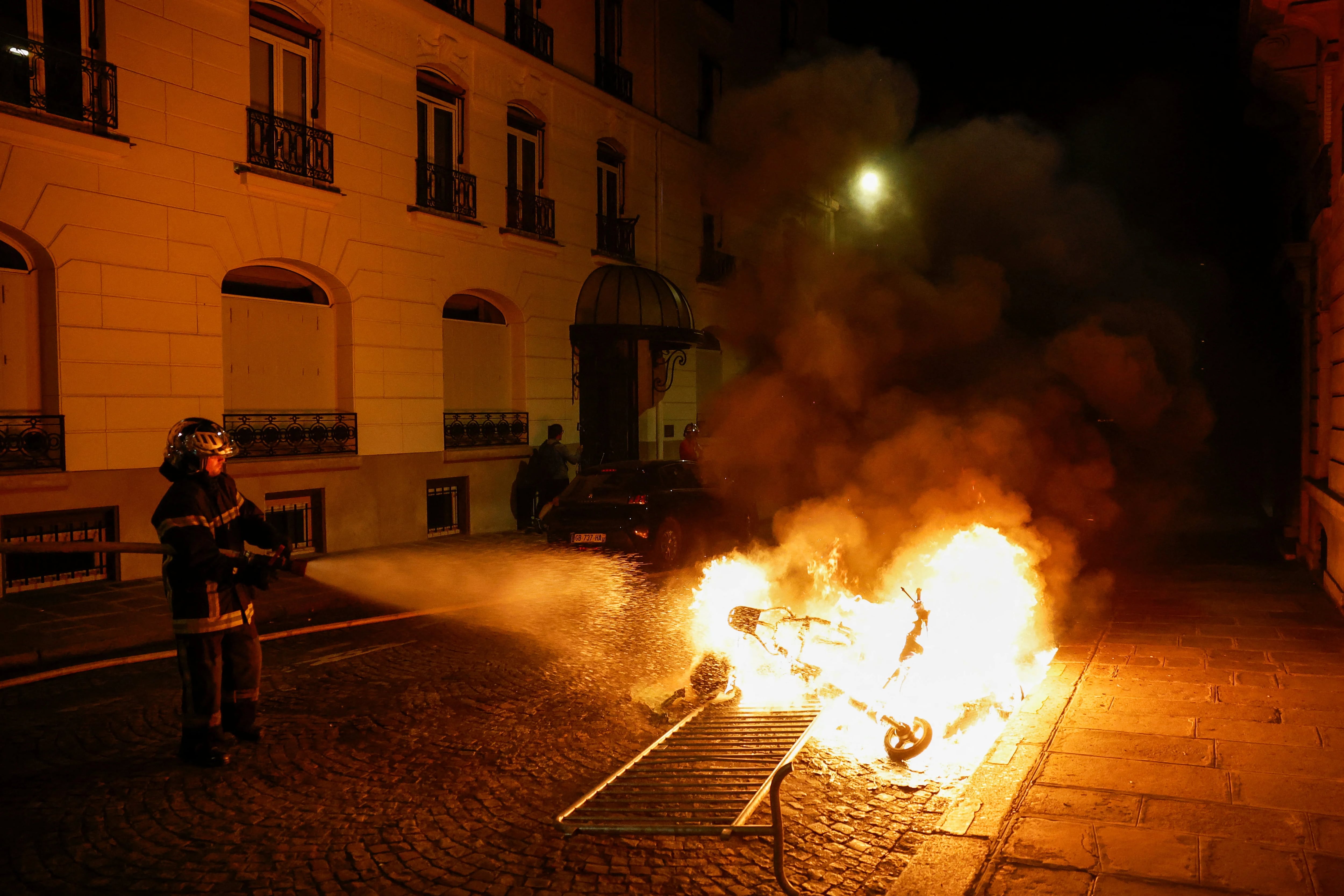 Han sido incendiados más de 5.600 autos, 1.000 propiedades privadas han sido quemadas o dañadas y 250 comisarías atacadas (REUTERS/Juan Medina)