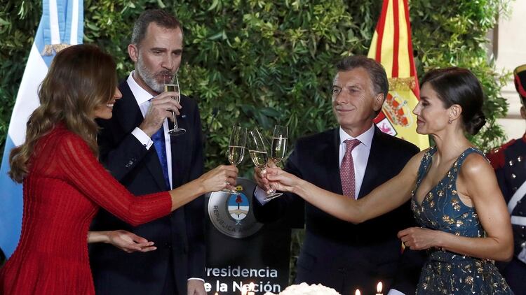 El brindis de los reyes de España, Felipe y Letizia, con Mauricio Macri y Juliana Awada (EFE)