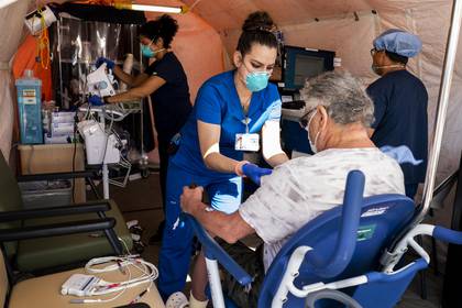 Enfermeras y doctores examinan a pacientes con coronavirus que llegan a El Centro Regional Medical Center (Foto: Washington Post/ Melina Mara)
