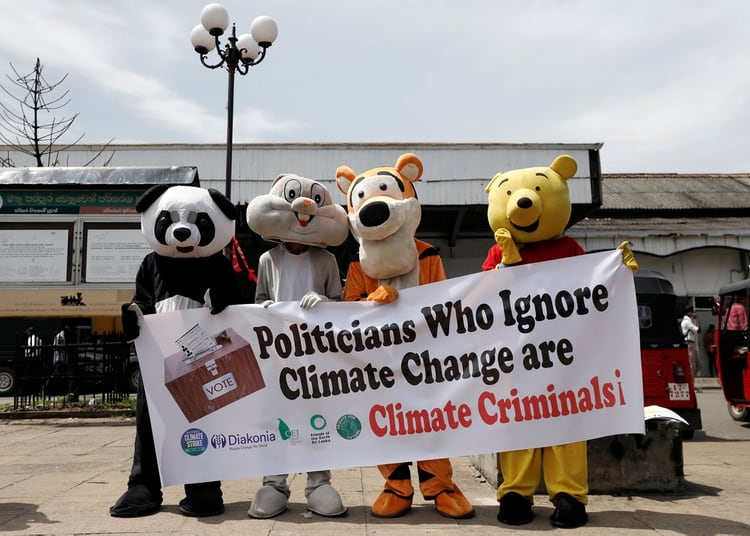 Personas disfrazadas de animales asisten a una protesta por el cambio climático en Colombo, Sri Lanka, el 20 de septiembre de 2019 (REUTERS/Dinuka Liyanawatte)