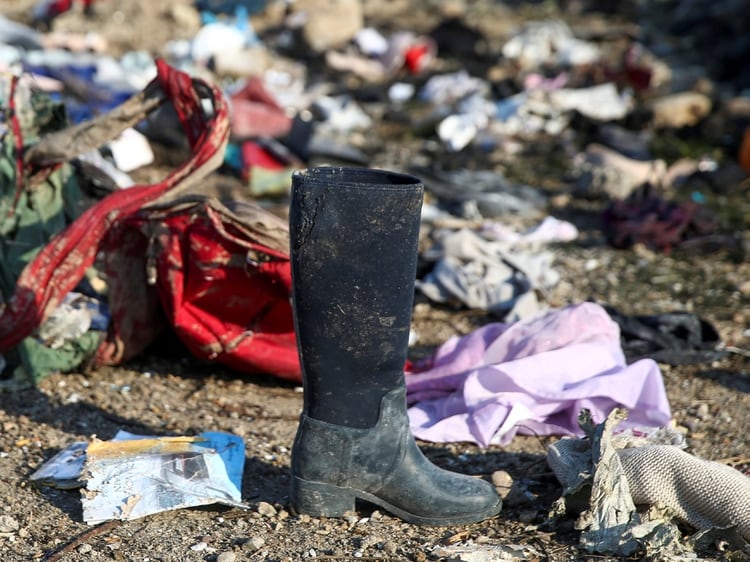 Las pertenencias de los pasajeros en el lugar donde se estrelló el avión (Nazanin Tabatabaee/WANA (West Asia News Agency) via REUTERS)
