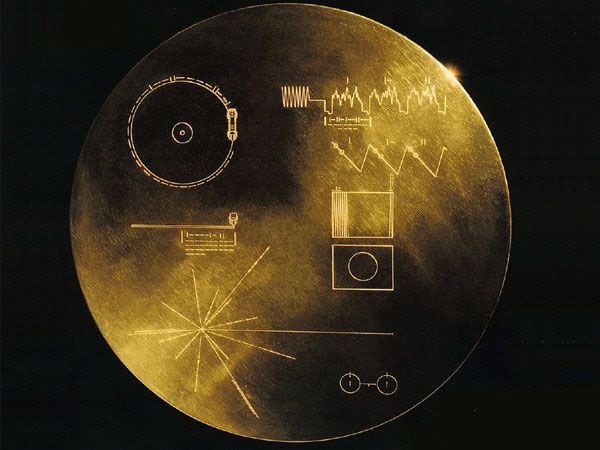 El disco de oro que llevan las Voyager con un mensaje de nuestra civilización para otras (NASA)