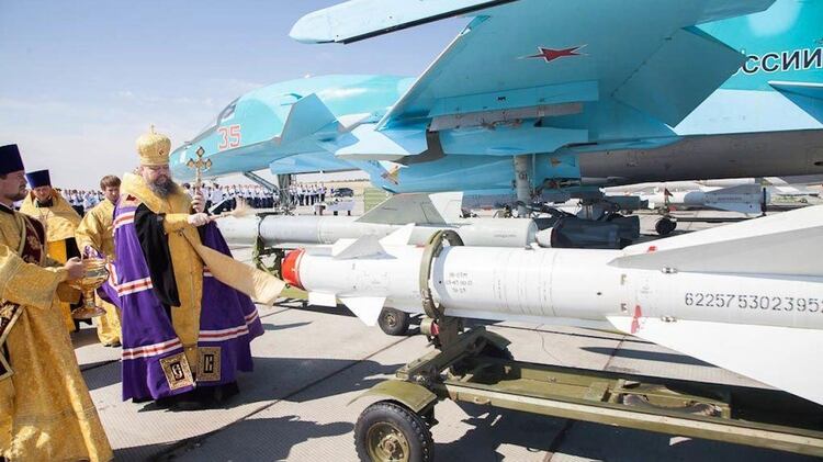 El patriarca bendice misiles y bombas portadas por un Sukhoi Su-34 destinado a Siria