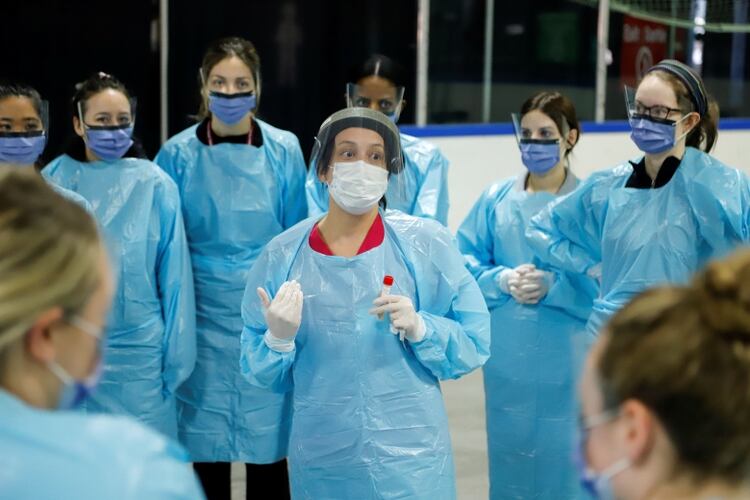 Investigadores chinos descubrieron que algunas de las personas estudiadas vivieron con el virus en sus vías respiratorias durante 37 días (REUTERS/Patrick Doyle)