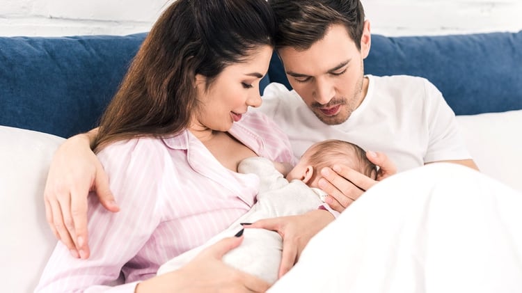 Apoyar el proceso de lactancia materna es excelente para el vínculo paterno-filial (Shutterstock)