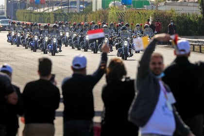 La gente esperando la llegada del Papa (REUTERS/Thaier Al-Sudani)