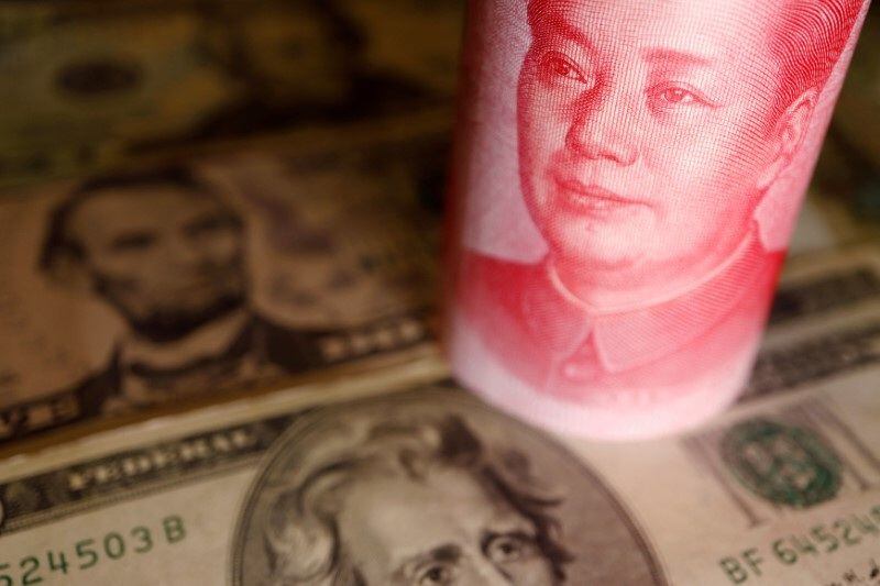 El Gobierno analiza la posibilidad de emitir deuda valuada en yuanes. REUTERS 
