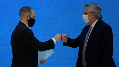 El ministro de Economía Martín Guzmán y el presidente Alberto Fernández (Juan Mabromata / Pool vía REUTERS)