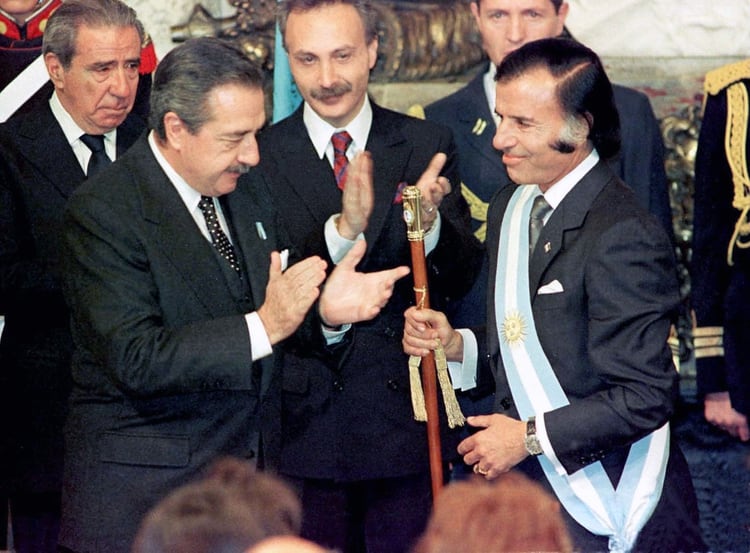 Raúl Alfonsín le entregó el bastón de mando a Carlos Saúl Menem