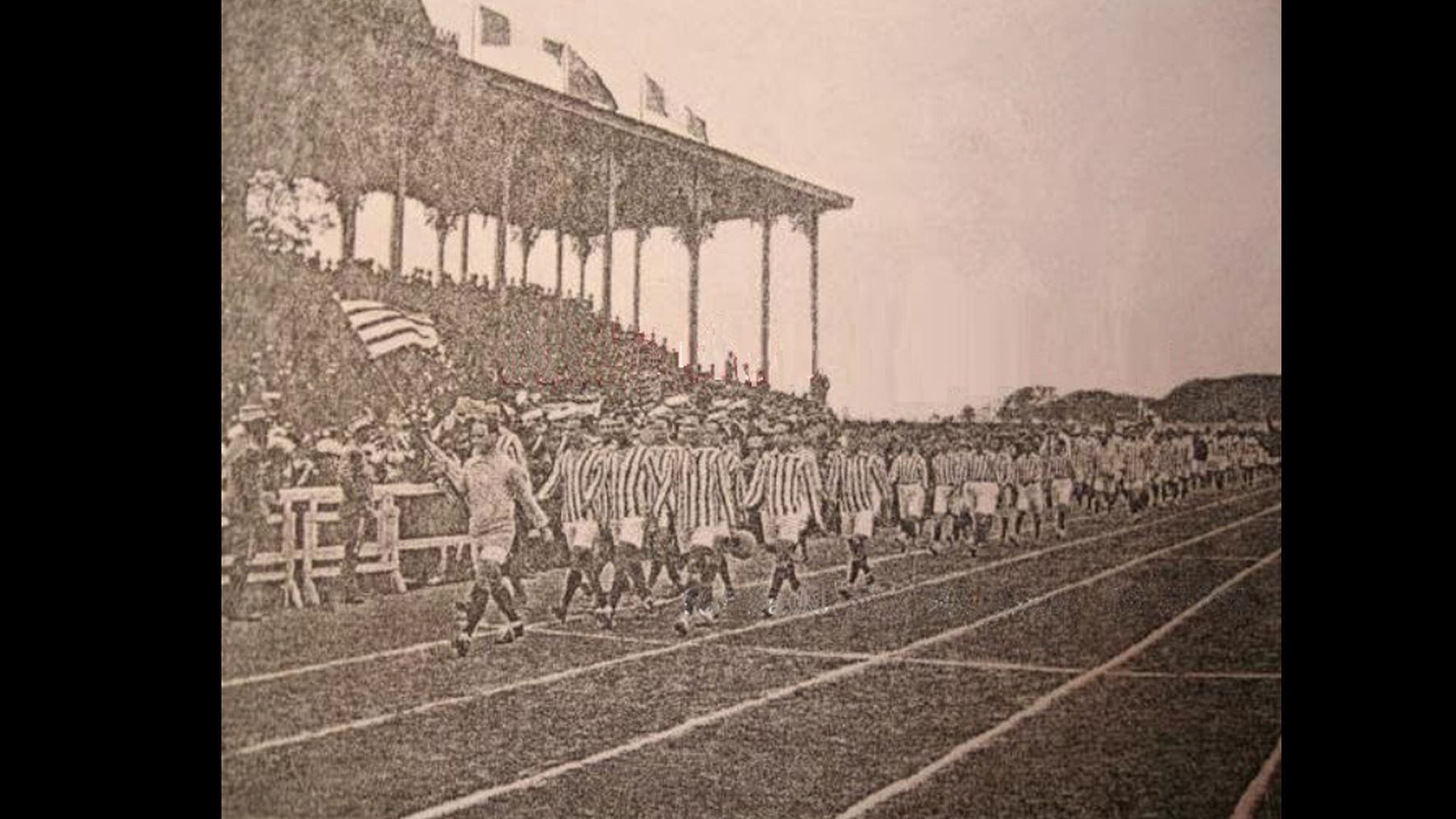 Grabado desfile del Atlético Chalaco por inicio de campeonato en el Antiguo Estadio Nacional del Perú a principios del siglo XX. (Gustavo Trelles)