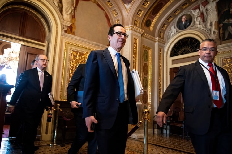 El secretario del Tesoro Steven Mnuchin en el Capitolio para discutir el paquete económico. Foto: REUTERS/Al Drago