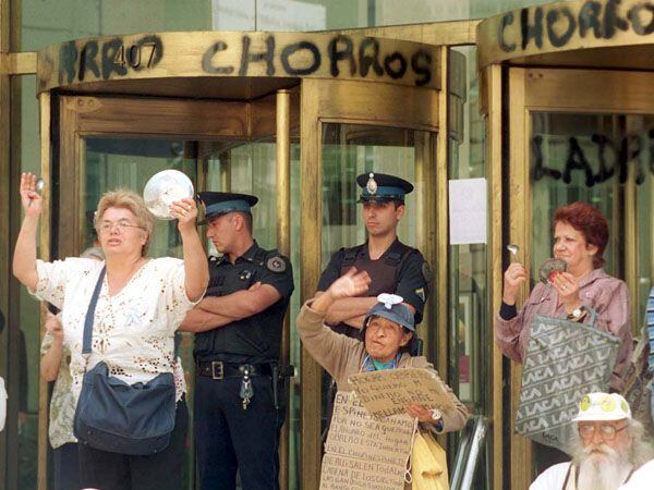 Las protestas por el corralito a fines de 2001 (NA)