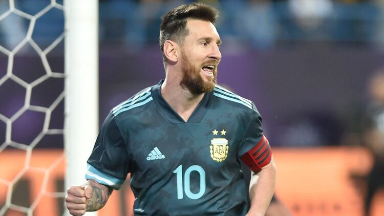 Lionel Messi entrenó con normalidad este domingo y sería titular ante la Celeste (AP Photo)