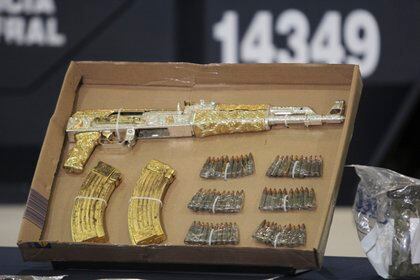 Arma bañada en oro confiscada por autoridades mexicanas (FOTO: SAÚL LÓPEZ /CUARTOSCURO)