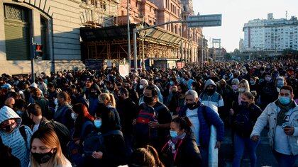 Miles de personas esperando el restablecimiento del servicio (Foto: Nicolás Stulberg)