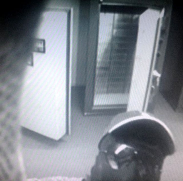 Fernando Araujo quita la cámara de seguridad del banco. El ladrón fantasma no dijo si él fue captado en alguna imagen