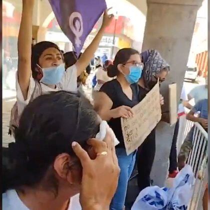 Agreden a protesta feminista en Iguala, Guerrero (Foto: Captura de pantalla/Twitter@brujasdelmar)