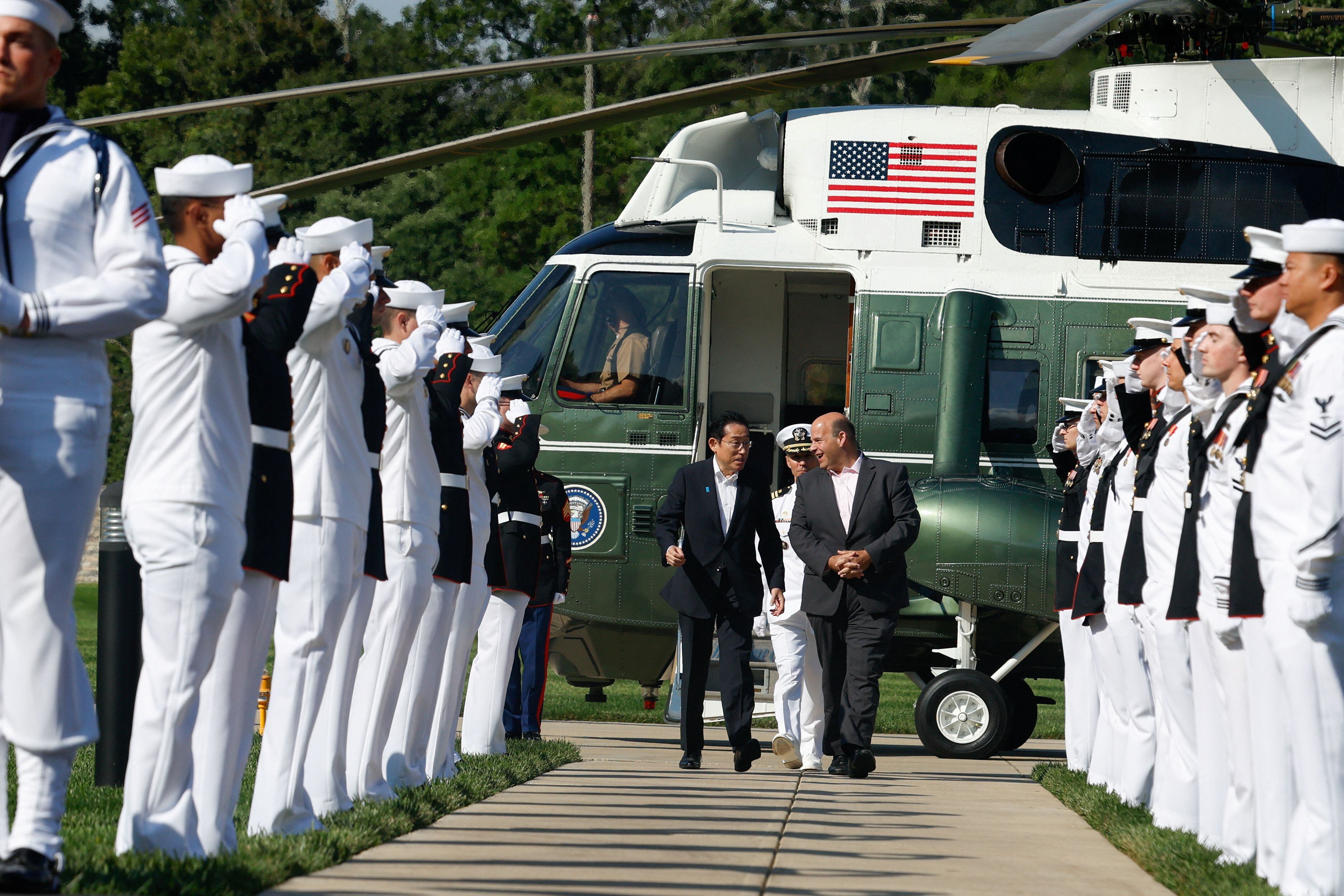 El primer ministro de Japón, Fumio Kishida, llega para asistir a la cumbre trilateral en Camp David, cerca de Thurmont, Maryland, EE. UU., el 18 de agosto de 2023. REUTERS/Evelyn Hockstein