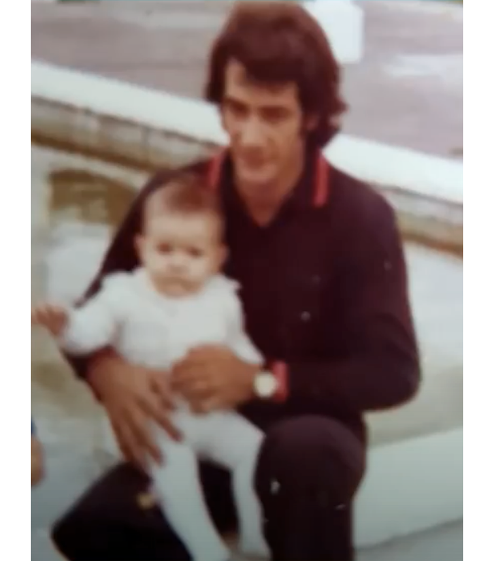 Cristina Pérez en brazos de su papá, José Antonio