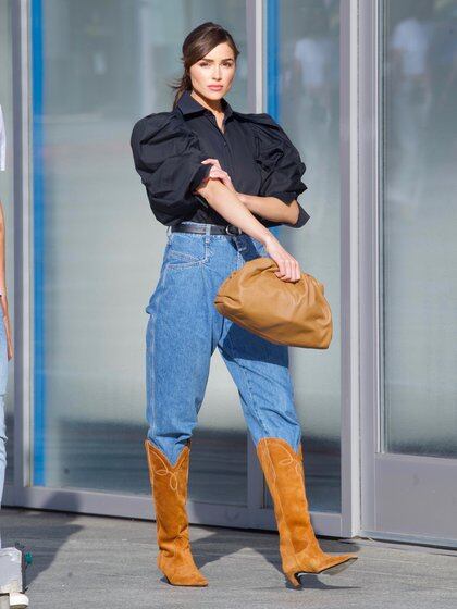 Marcó tendencia con su look: Olivia Culpo lució un jean tiro alto, botas texanas marrones y una camisa negra con mangas oversize. Fue durante un día de compras en la exclusiva tienda Valentino en Beverly Hills