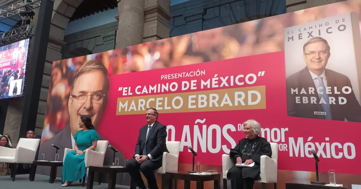 Marcelo Ebrard presented his autobiography between cries of "president, president"